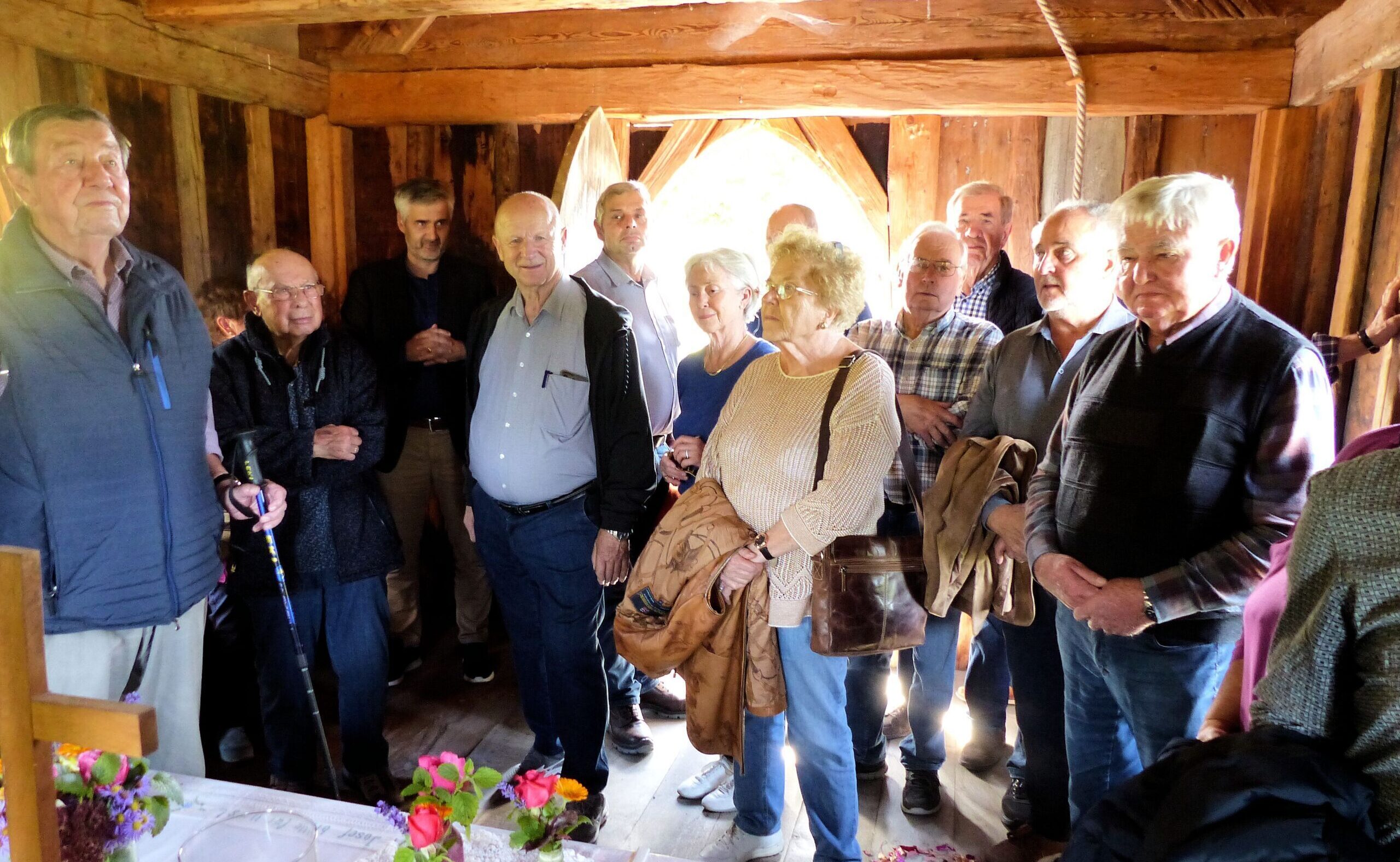 11 aufmerksame Besucher in der Josefskapelle