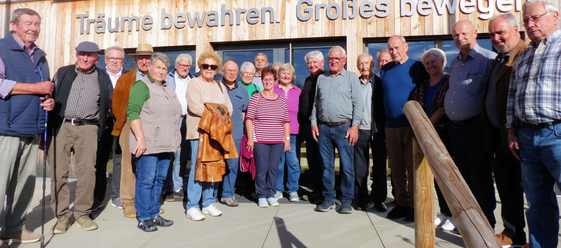 01 Die Teilnehmer versammeln sich vor dem Firmengebäude