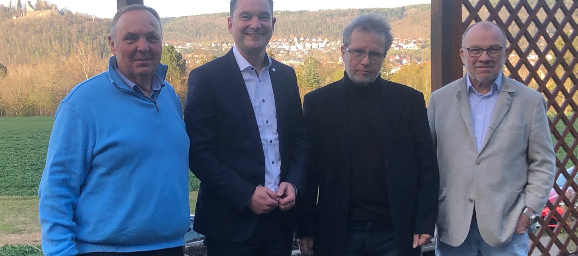 Bild 4970, Quelle Hans Dürr; von links Thomas Baitinger, Klaus Mack, Ortwin Arnold, Volker Noseck Referenten mit Vertretern der Seniorenunion.
v.l. Thomas Baitinger, Klaus Mack MdB, Ortwin Arnold, Volker Noseck