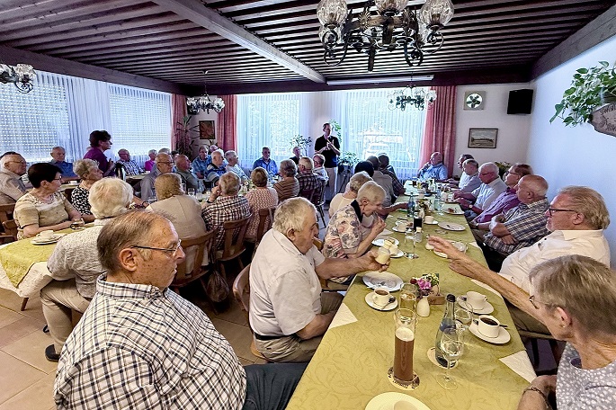 Grosses-Interesse-beim-Stammtisch-der-Senioren-Union-Biberach1